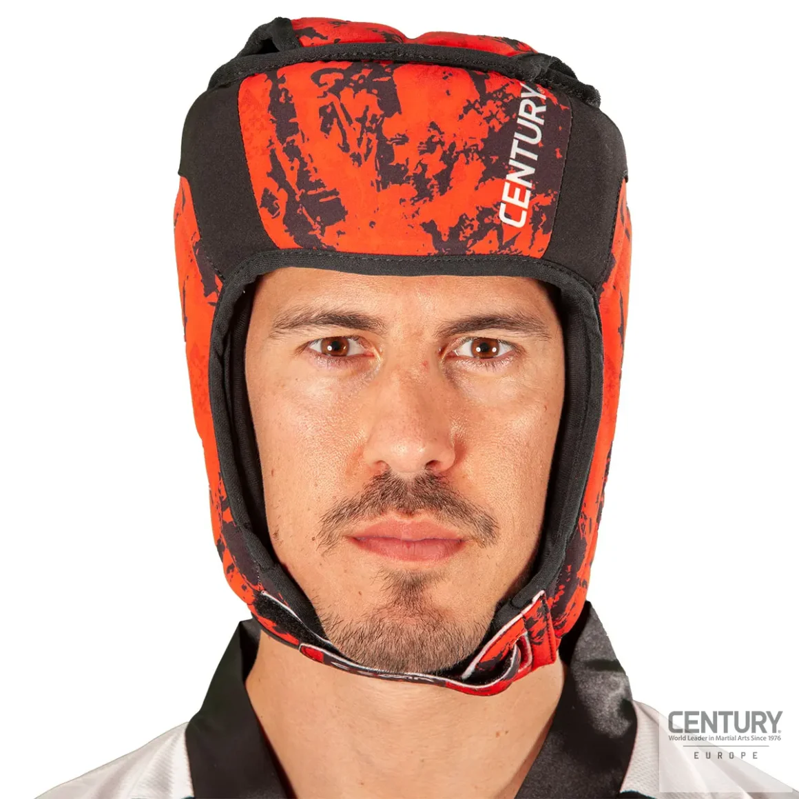 Century Kopfschutz C-Gear Sport Respect Wako zertifiziert waschbar rot-schwarz - Kämpfer mit Kopfschutz Frontansicht Nahaufnahme