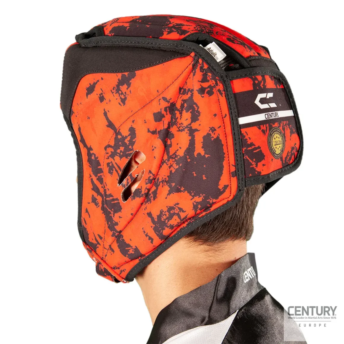 Century Kopfschutz C-Gear Sport Respect Wako zertifiziert waschbar rot-schwarz - Kämpfer mit Kopfschutz Seitenansicht hinten