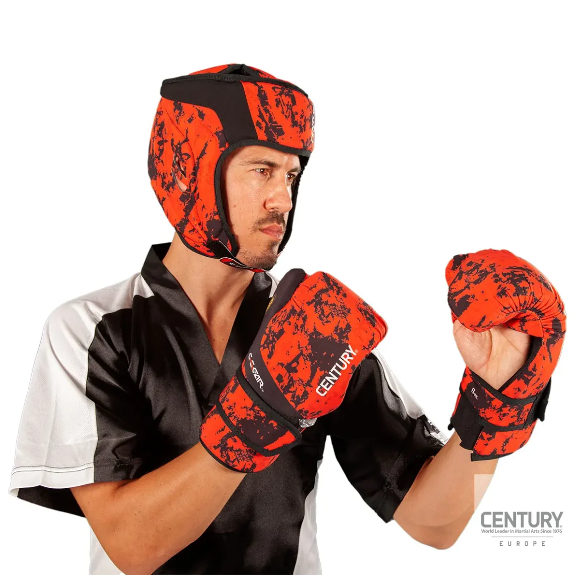 Century Kopfschutz C-Gear Sport Respect Wako zertifiziert waschbar rot-schwarz - Kämpfer mit Kopfschutz Seitenansicht Kampfpose