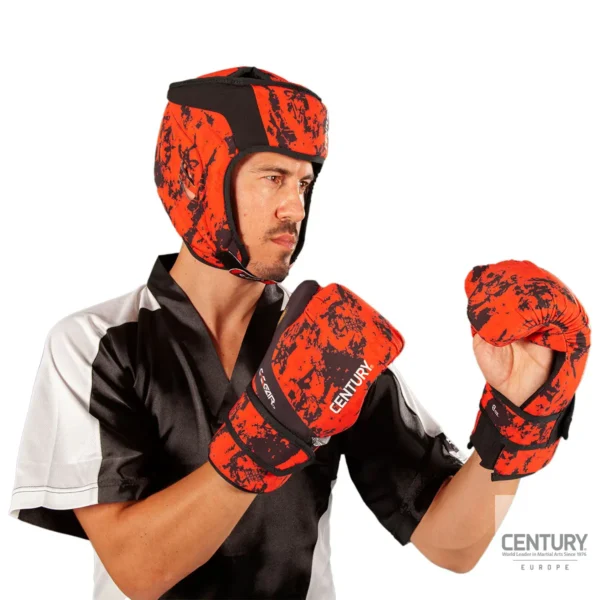 Century Kopfschutz C-Gear Sport Respect Wako zertifiziert waschbar rot-schwarz - Kämpfer mit Kopfschutz Seitenansicht Kampfpose