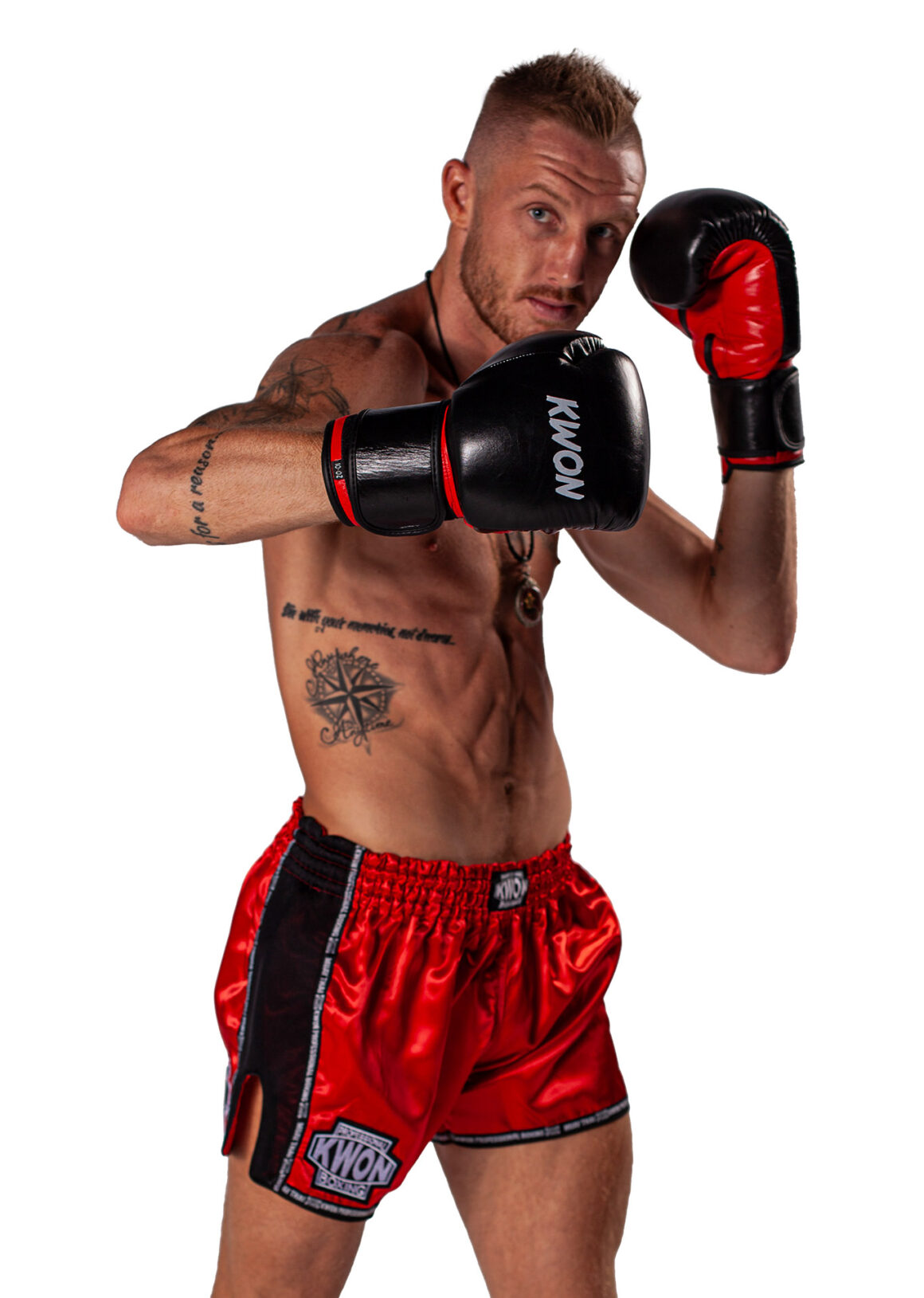 Kwon Boxhandschuhe Knocking schwarz-rot - Boxer in Kampfstellung