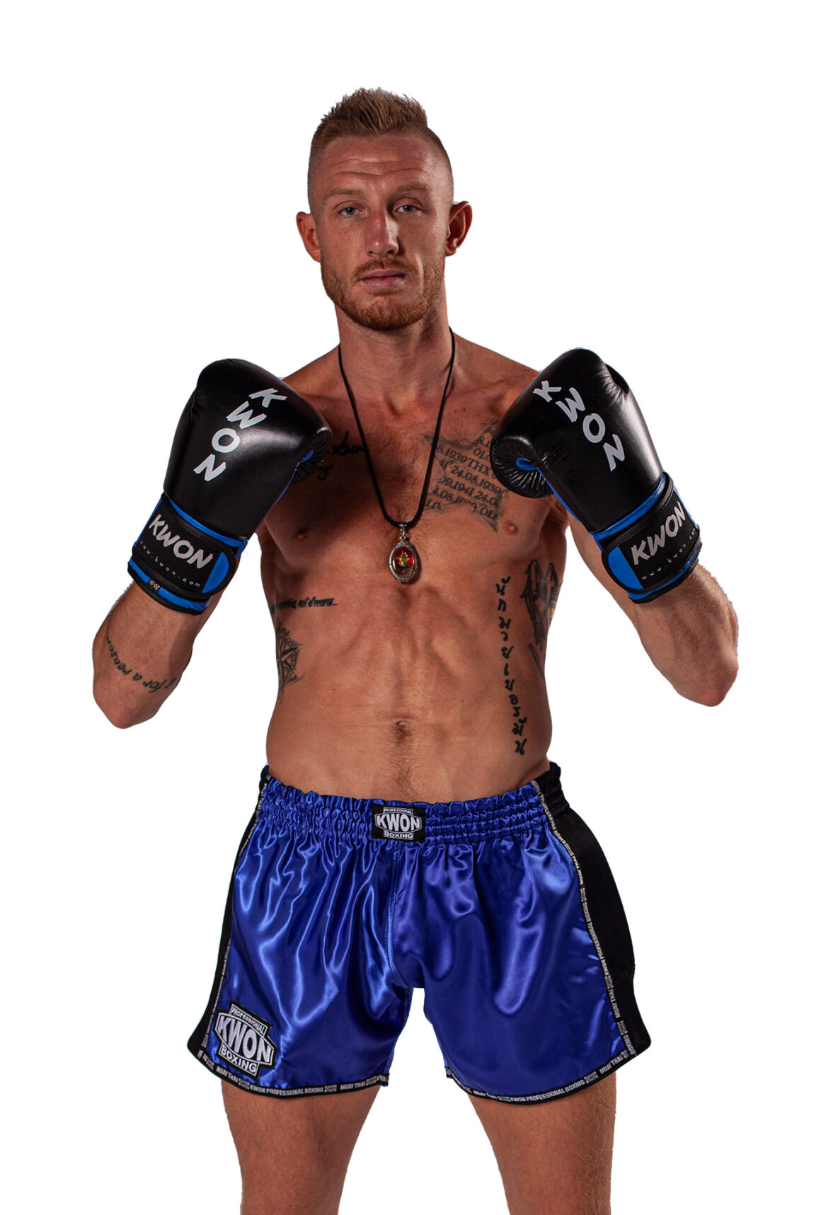 Kwon Kickboxhandschuhe Ko Champ schwarz-blau - Kickboxer Vorderansicht Fäuste oben