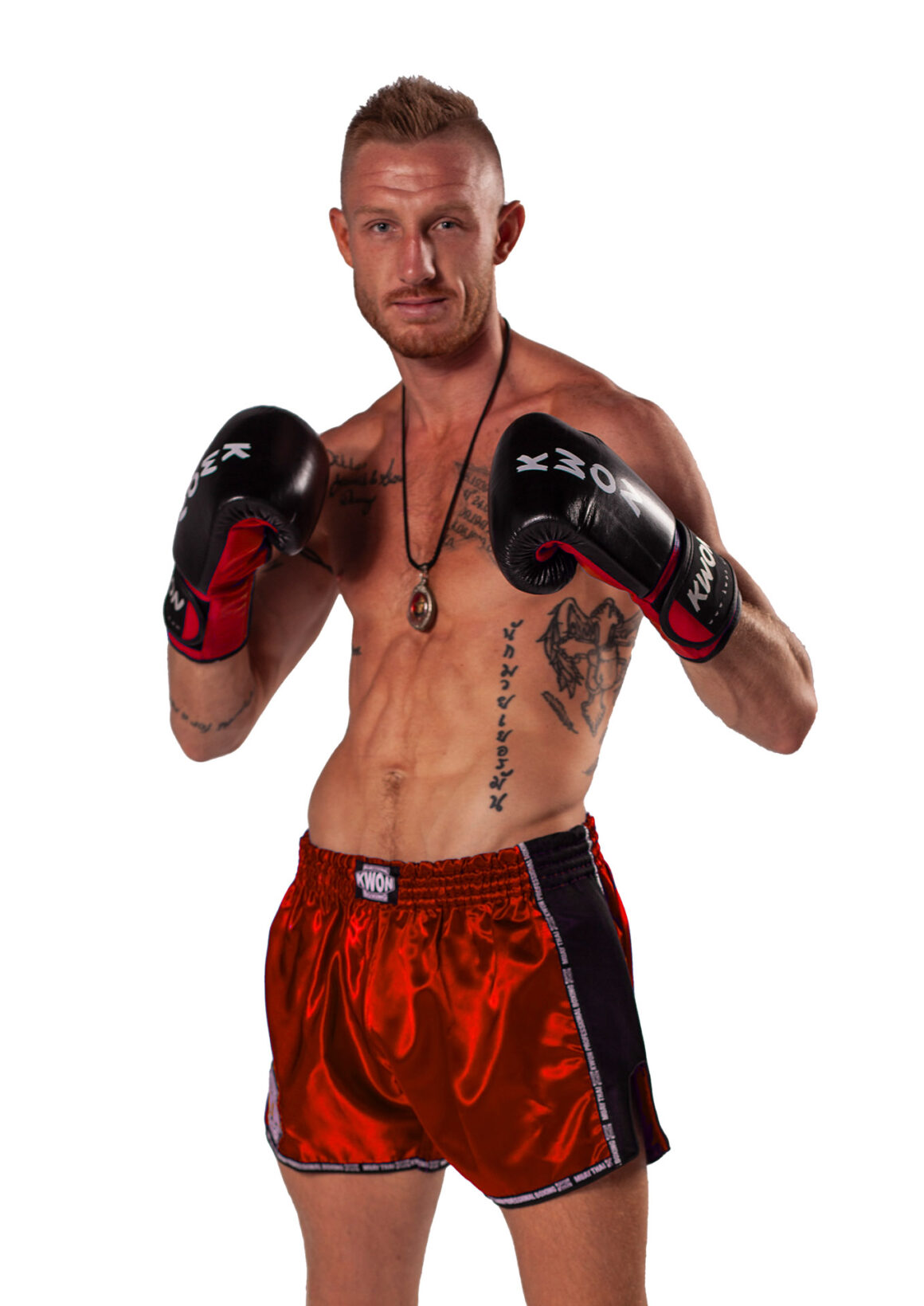 Kwon Kickboxhandschuhe Ko Champ schwarz-rot - Kickboxer Vorderansicht Fäuste oben