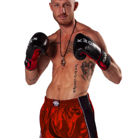 Kwon Kickboxhandschuhe Ko Champ schwarz-rot - Kickboxer Vorderansicht Fäuste oben