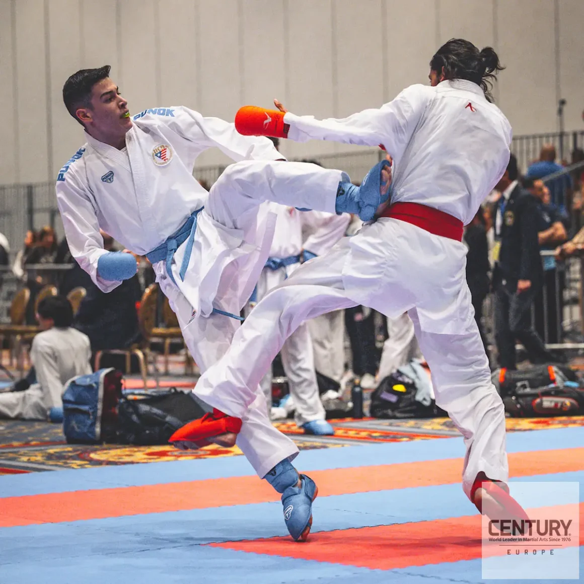 Punok WKF zertifiziert Schienbeinschoner blau und rot - Zwei Karate Kämpfer in Aktion