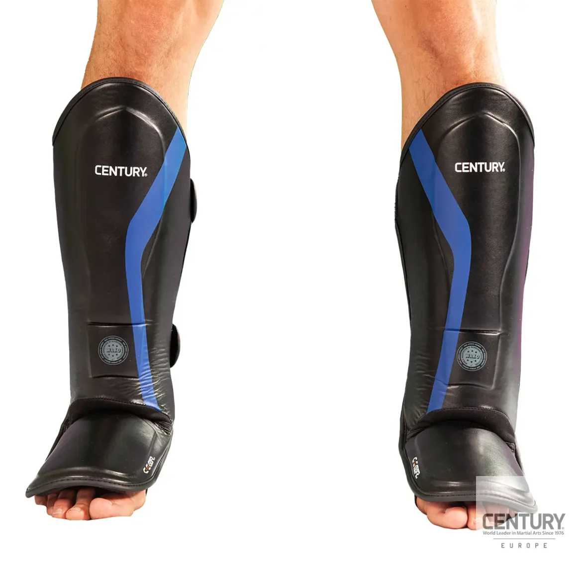 Century Schienbein Spannschutz C-Gear Determination Wako zertifiziert schwarz-blau - Schienbeinschützer an beiden Beinen Vorderansicht