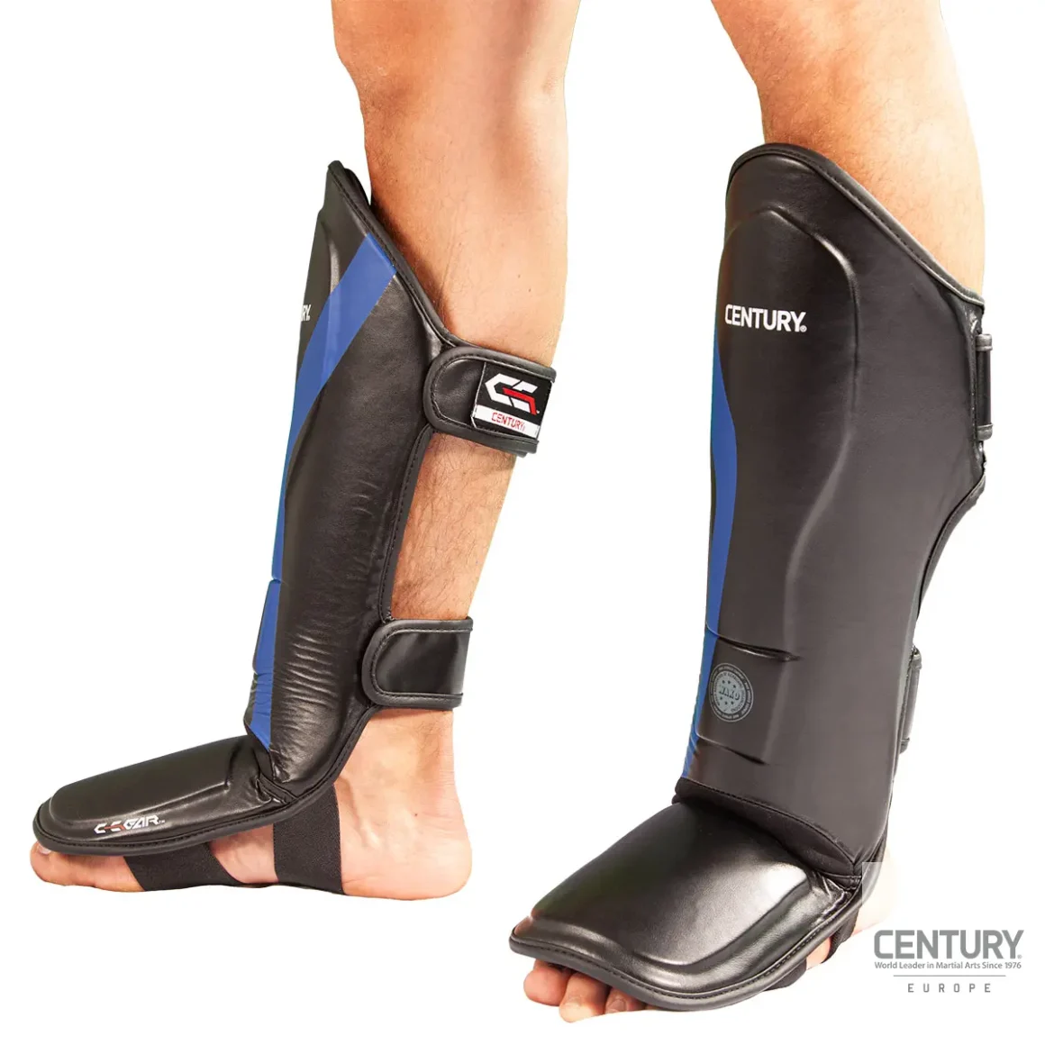 Century Schienbein Spannschutz C-Gear Determination Wako zertifiziert schwarz-blau - Schienbeinschützer an Bein Seitenansicht rechts
