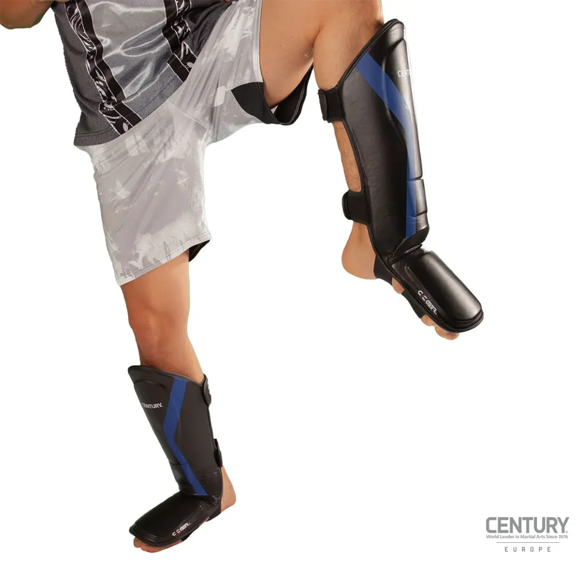 Century Schienbein Spannschutz C-Gear Determination Wako zertifiziert schwarz-blau - Schienbeinschützer an Bein angehoben Seitenansicht