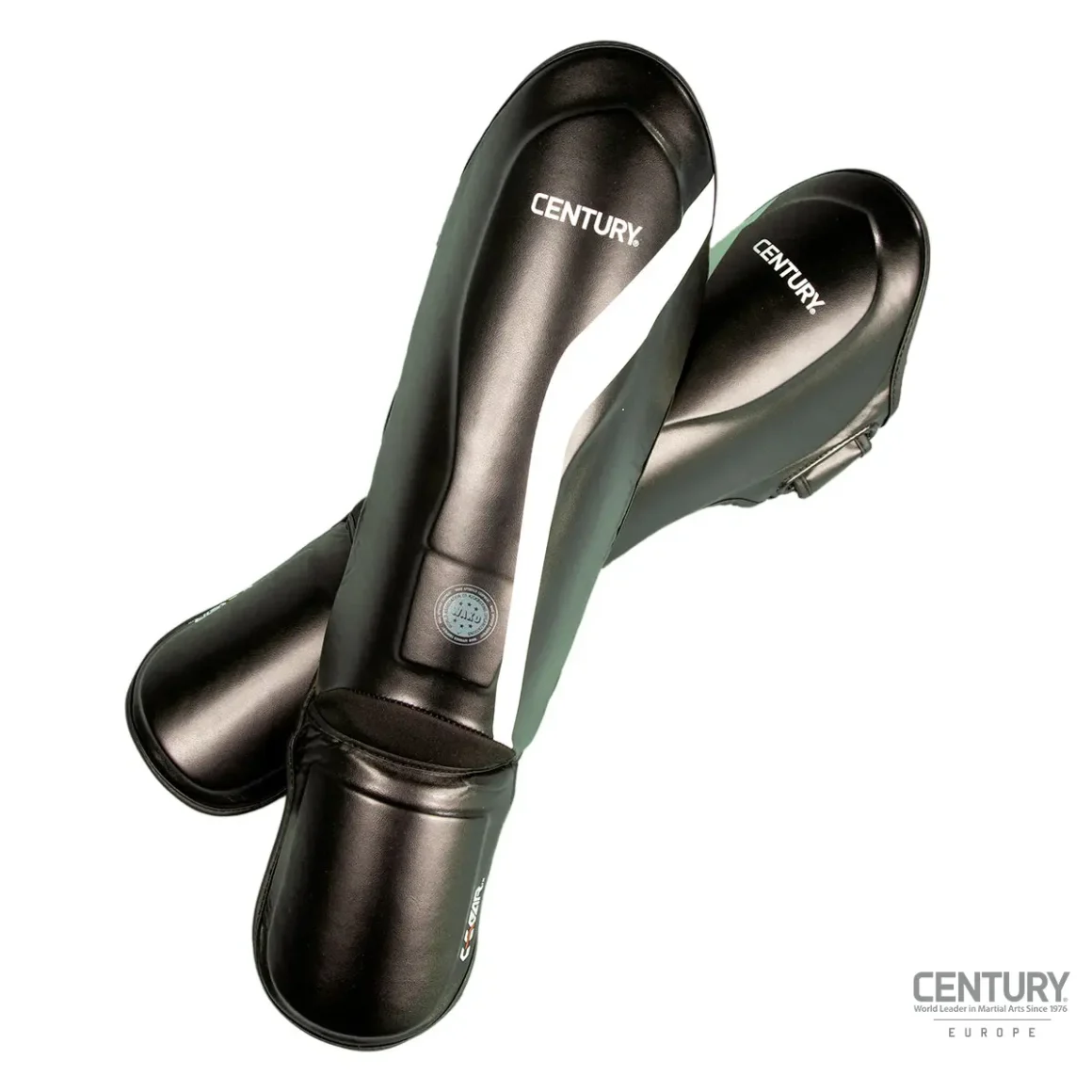 Century Schienbein Spannschutz C-Gear Determination Wako zertifiziert schwarz-weiß - Vorderansicht Paar übereinanderliegend