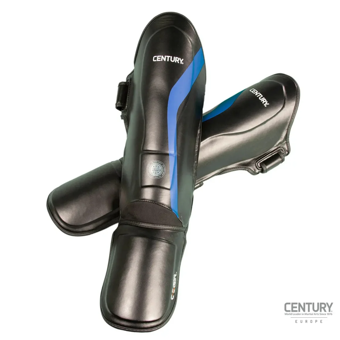 Century Schienbein Spannschutz C-Gear Determination Wako zertifiziert schwarz-blau - Vorderansicht Paar übereinanderliegend