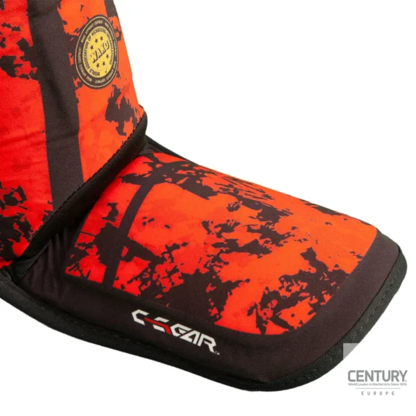 Century Schienbein Spannschutz C-Gear Sport Respect Wako zertifiziert Rot/Schwarz - Nahaufnahme Spannschutz