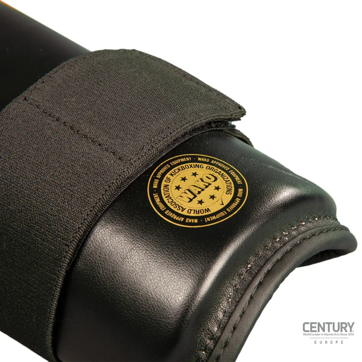 Century Schienbeinschutz C-GEAR Determination schwarz-rot - Nahaufnahme Wako Zertifizierung
