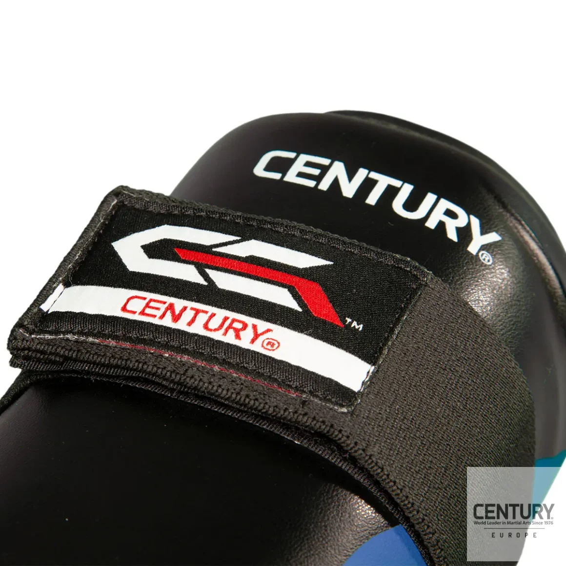 Century Schienbeinschutz C-GEAR Determination schwarz-blau - Nahaufnahme Klettverschluss
