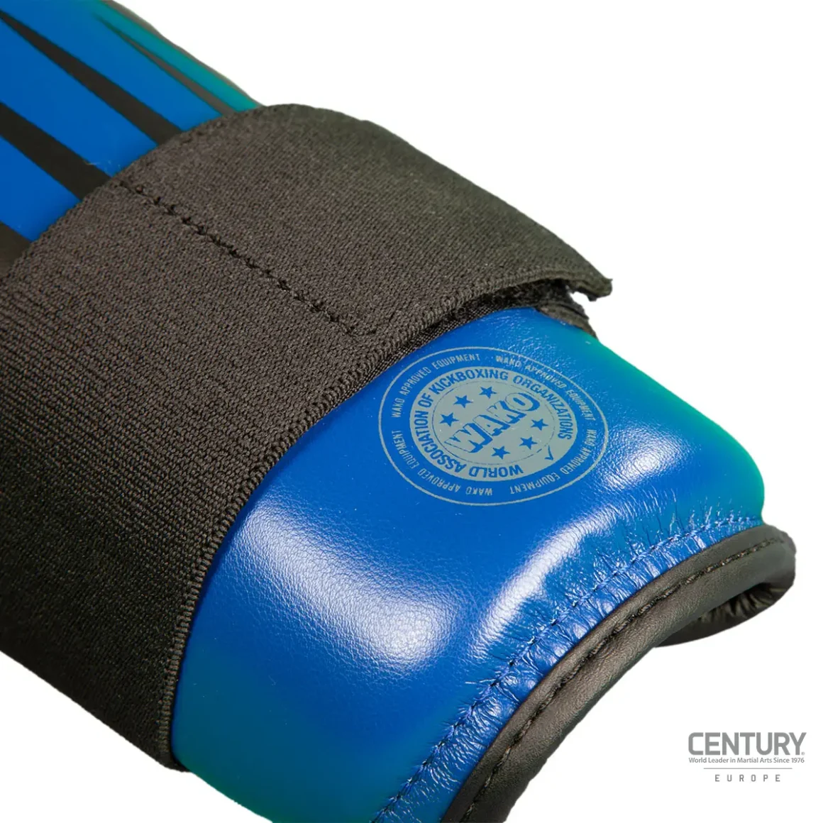Century Schienbeinschutz C-GEAR Integrity schwarz-blau - Nahaufnahme Wako Zertifizierung