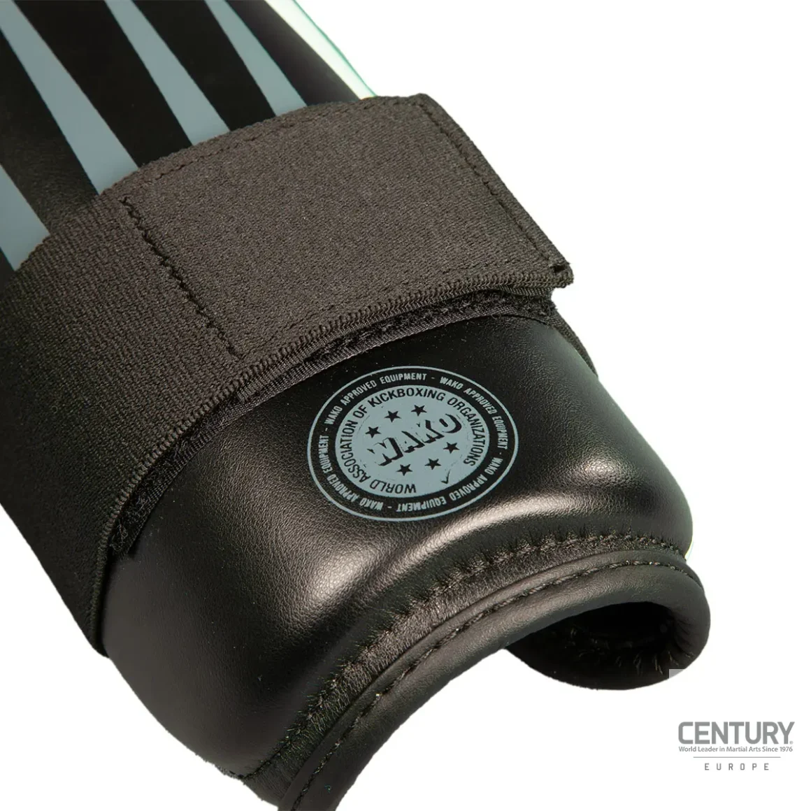 Century Schienbeinschutz C-GEAR Integrity schwarz-weiss - Nahaufnahme Wako Zertifizierung