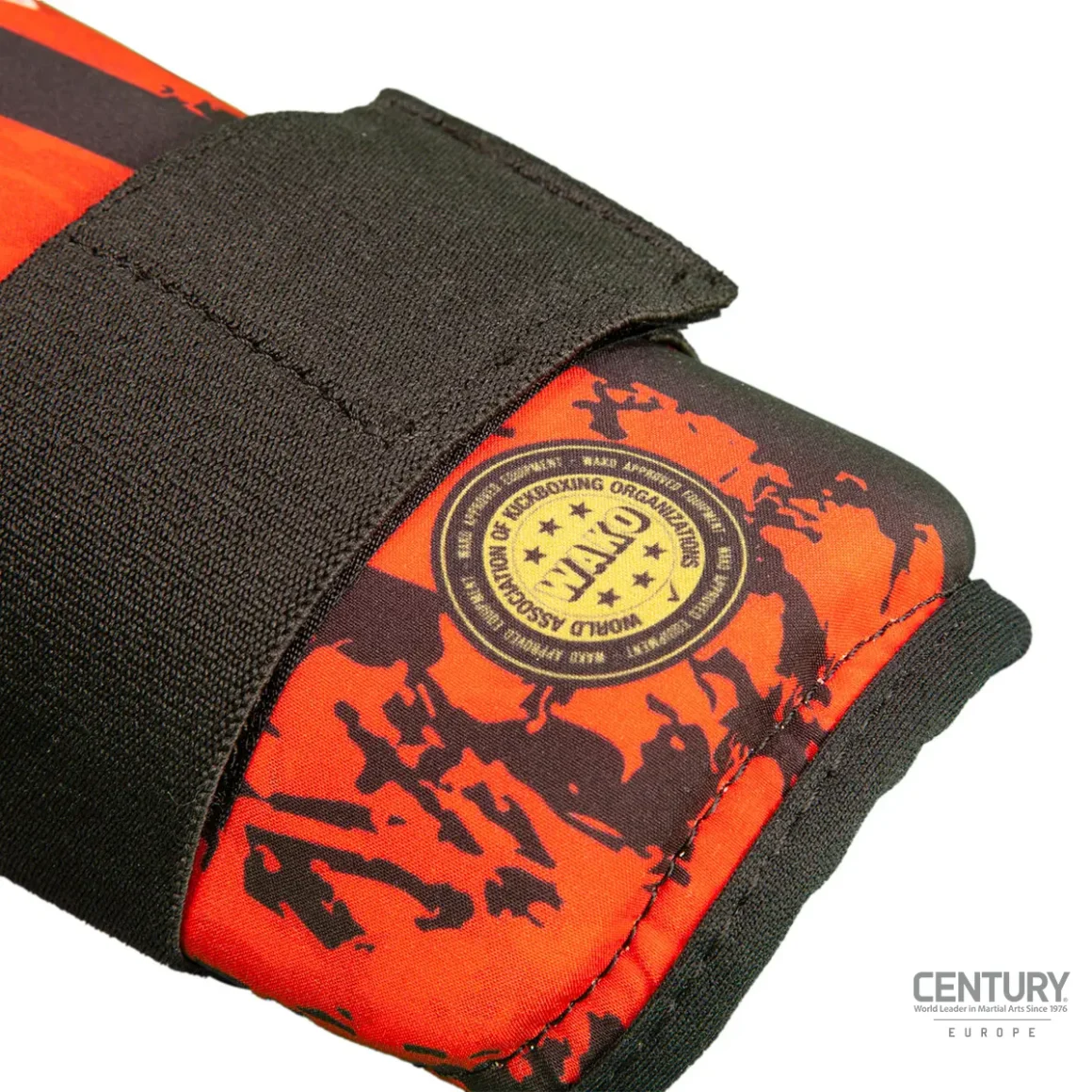Century Schienbeinschutz C-GEAR Sport Respect schwarz-rot - Nahaufnahme Wako Zertifizierung