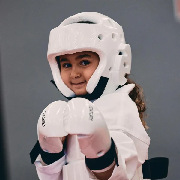 Century Kopfschutz Schüler Sparring weiss – Mädchen mit Helm und Boxhandschuhe Verteidigung