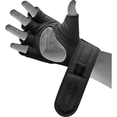 RDX F15 MMA Training Handschuhe schwarz - Innenseite an Hand mit Klettband Ansicht