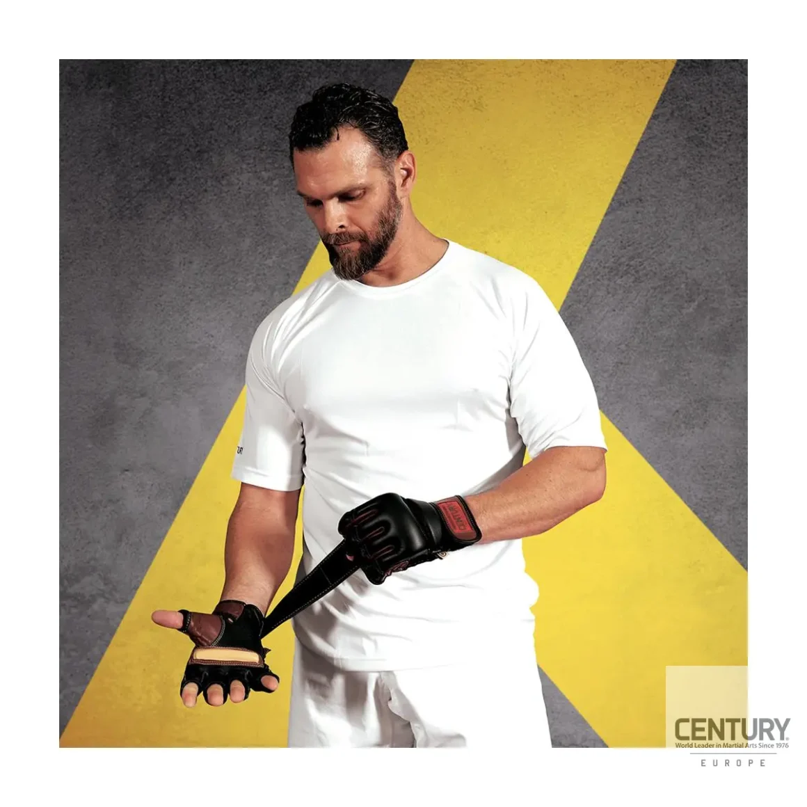 Century Centurion Handschuhe schwarz-braun - Kampfsportler hält Klettverschluß
