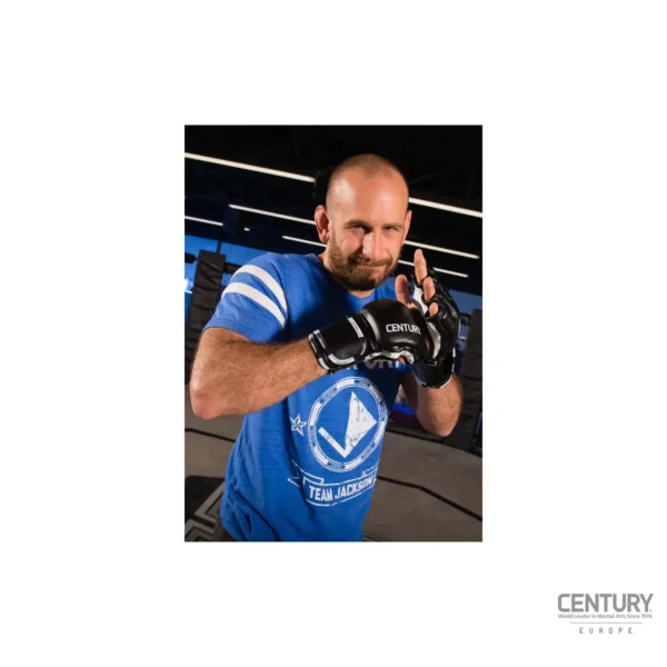 Century Creed Kampfhandschuhe schwarz-weiß - MMA Kämpfer mit Handschuhe Seitenansicht