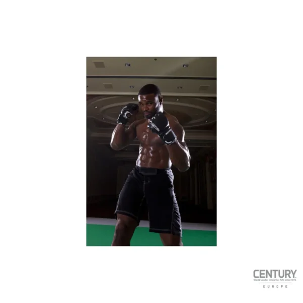 Century Creed Kampfhandschuhe schwarz-weiß - MMA Kämpfer in Verteidigungsstellung