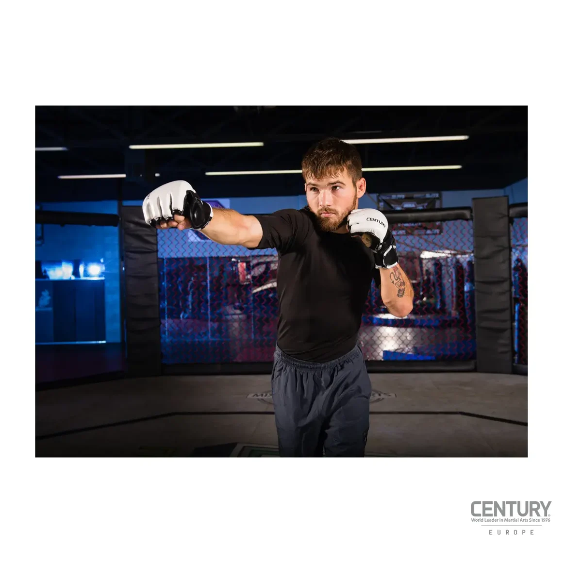 Century Creed MMA Trainingshandschuhe schwarz-weiß - MMA Kämpfer schlägt mit der rechten Faust nach vorne