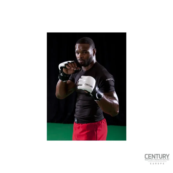 Century Creed MMA Trainingshandschuhe schwarz-weiß - MMA Kämpfer in Verteidigungsstellung