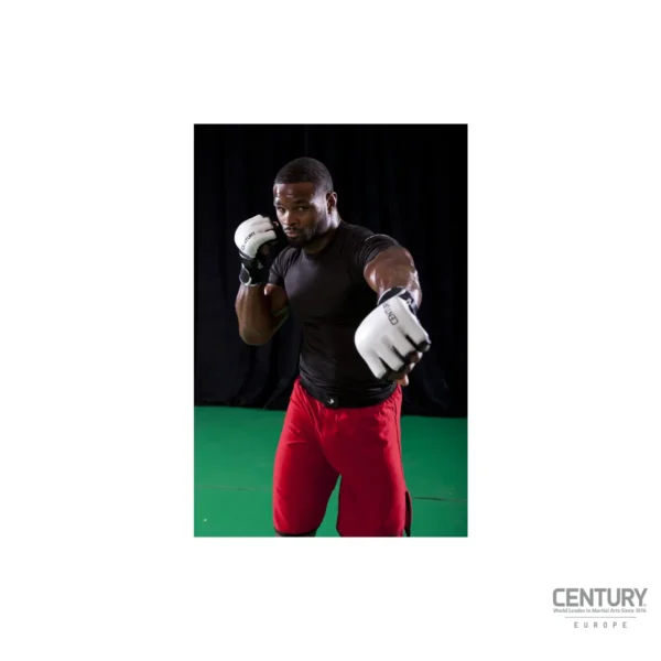 Century Creed MMA Trainingshandschuhe schwarz-weiß - MMA Kämpfer schlägt mit der linken Faust nach vorne