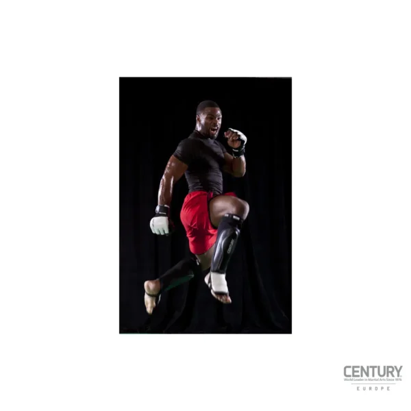 Century Creed MMA Trainingshandschuhe schwarz-weiß - MMA Kämpfer im Sprung