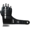 F6 Kara MMA Handschuhe Grappling weiß - Rückhand mit Ansicht Klettband offen mit Hand