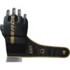 F6 Kara MMA Handschuhe Grappling gold - Rückhand mit Ansicht Klettband offen mit Hand