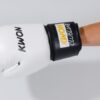 Kwon Clubline Boxhandschuhe Pointer Small Hand 8oz weiß - Handrücken von oben seitlich mit Arm