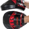 Kwon Doppel Coaching Mitt Contender Schlagpratze schwarz-rot - Oberseite Frontansicht und Unterseite Seitenansicht mit Hand