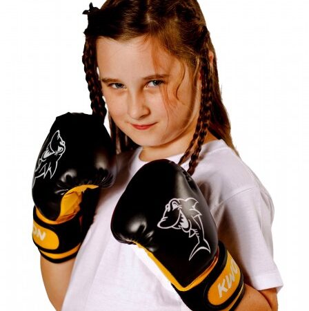 Kwon Kinder Boxhandschuhe Mini Shark schwarz-gelb - Boxer Mädchen in Kampfstellung.