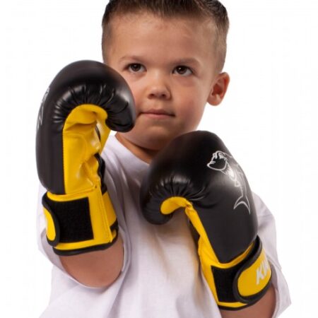 Kwon Kinder Boxhandschuhe Mini Shark schwarz-gelb - Boxer Junge in Kampfstellung.