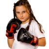 Kwon Kinder Boxhandschuhe Mini Shark schwarz-rot- Boxer Mädchen in Kampfstellung.