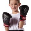 Kwon Kinder Boxhandschuhe Mini Shark schwarz-rot- Boxer Junge in Abwehrhaltung.