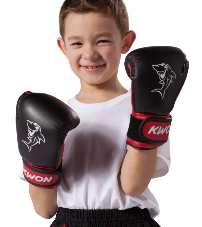 Kwon Kinder Boxhandschuhe Mini Shark schwarz-rot- Boxer Junge in Abwehrhaltung.