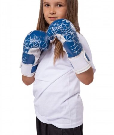 Kwon Kinder Boxhandschuhe Neon blau - Mädchen Boxerin hält Handschuhe nach oben in Verteidigungsstellung
