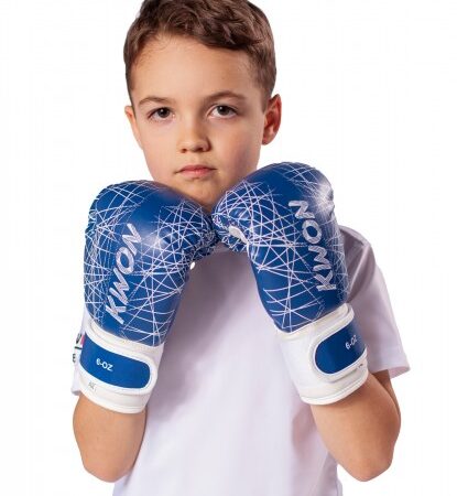 Kwon Kinder Boxhandschuhe Neon blau - Junge Boxer hält Handschuhe oben am Kinn in Verteidigungsstellung