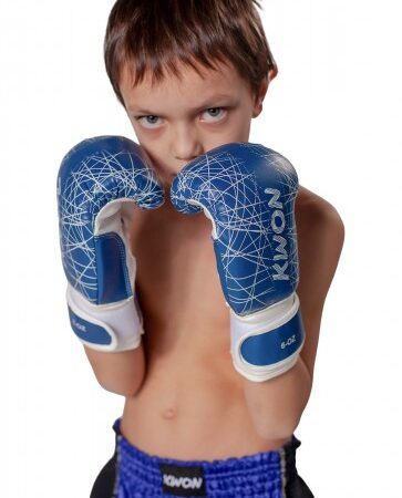 Kwon Kinder Boxhandschuhe Neon blau - Junge Boxer in Verteidigungsstellung