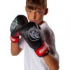 Kwon Kinder Boxhandschuhe Tiger schwarz-rot - Junge in Verteidigungsstellung, Handschuhe oben vor dem Kinn.