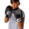 Kwon Kinder Boxhandschuhe Tiger schwarz-weiß - Junge in Verteidigungsstellung, Handschuhe oben vor dem Kinn.
