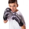Kwon Kinder Jugend Boxhandschuhe Thai Barbed 8 oz - Junge Boxer in Verteidigungsstellung