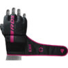 F6 Kara MMA Handschuhe Grappling pink - Rückhand mit Ansicht Klettband offen mit Hand