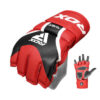 RDX Aura Plus T-17 MMA Handschuhe Grappling rot-schwarz - Handrücken Faustansicht und Innenseite an Hand