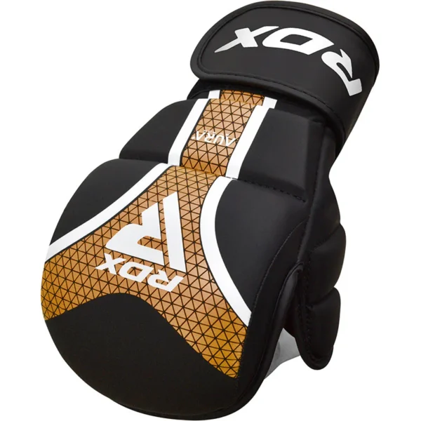 RDX Shooter Aura Plus T-17 MMA Handschuhe Grappling schwarz-gold - Handrücken Faustansicht