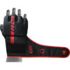 F6 Kara MMA Handschuhe Grappling rot - Rückhand mit Ansicht Klettband offen mit Hand