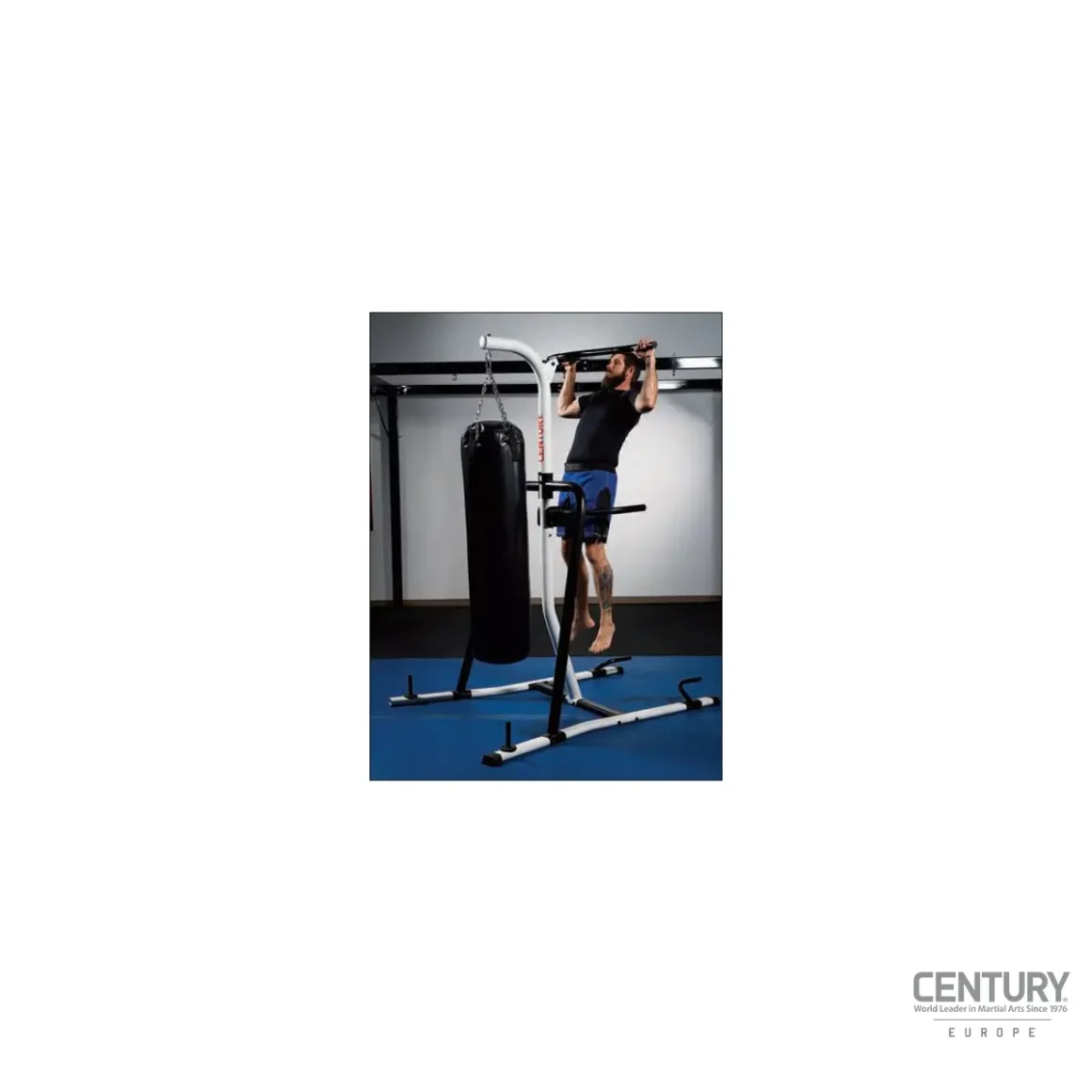 Century Trainingsstation mit Boxsackständer - Frontansicht Kampfsportler macht Klimmzüge