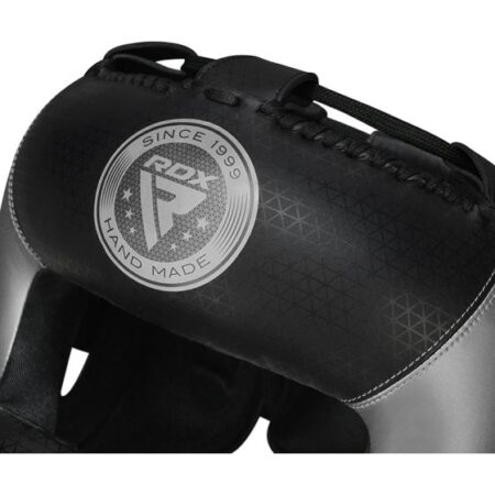 RDX L2 Mark Pro Kopfschutz mit Nasenschutzbügel Gold - Nahaufnahme Logo